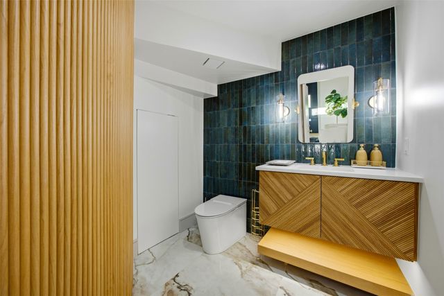 1000 W Wintergreen Road, Desoto, TX 75115