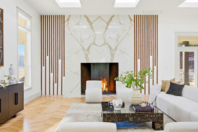 1000 W Wintergreen Road, Desoto, TX 75115