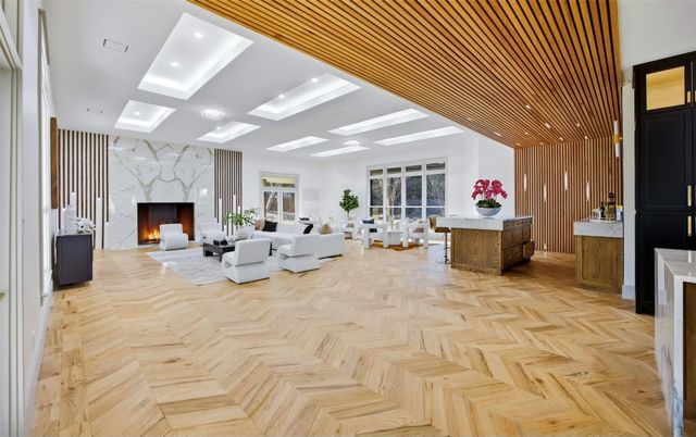 1000 W Wintergreen Road, Desoto, TX 75115