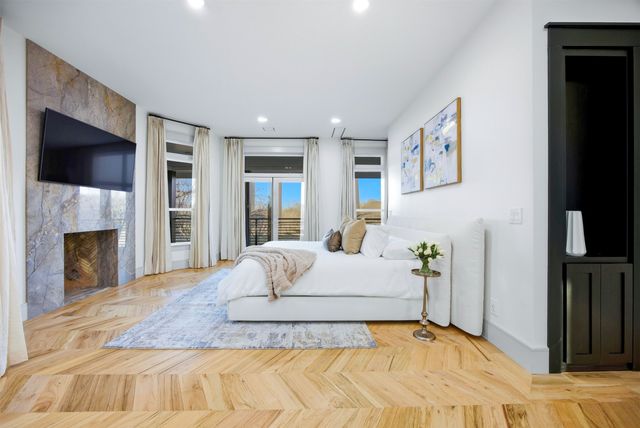 1000 W Wintergreen Road, Desoto, TX 75115