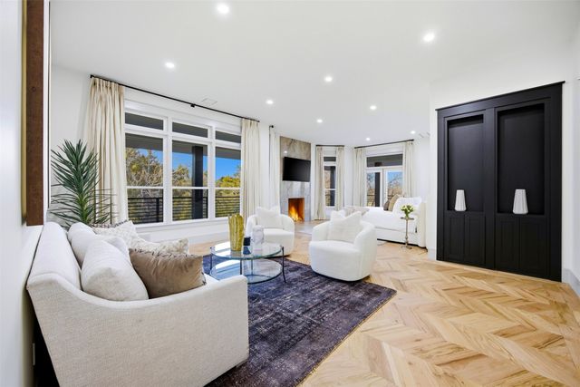 1000 W Wintergreen Road, Desoto, TX 75115