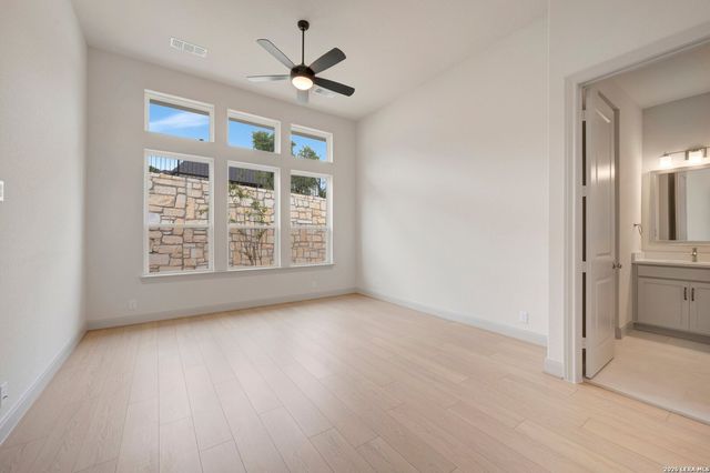 10027 Grandview Rd, Boerne, TX 78006