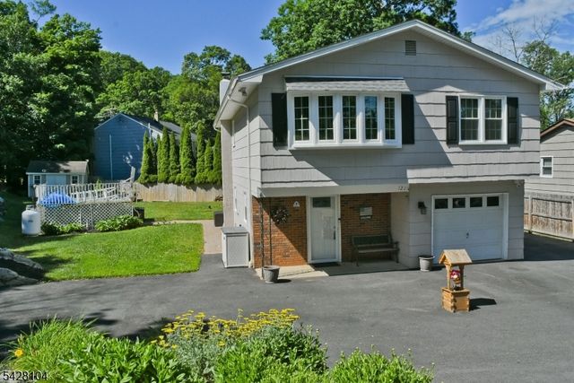 121 Leland Trl, Hopatcong Boro, NJ 07843