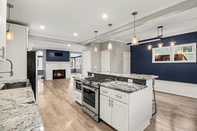 1430 Rossdale Drive, Waterford Charter Township, MI 48328
