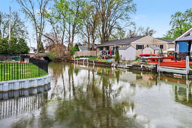 1430 Rossdale Drive, Waterford Charter Township, MI 48328