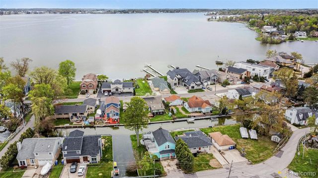 1430 Rossdale Drive, Waterford Charter Township, MI 48328