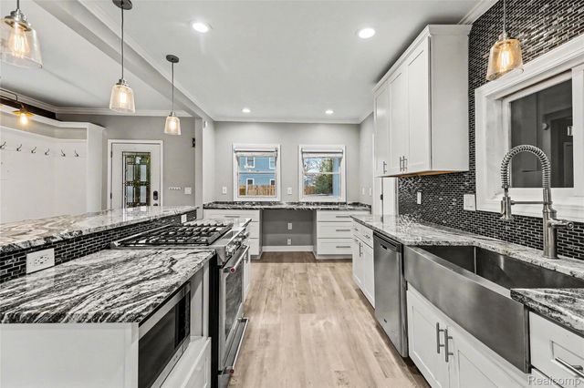 1430 Rossdale Drive, Waterford Charter Township, MI 48328