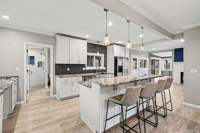 1430 Rossdale Drive, Waterford Charter Township, MI 48328