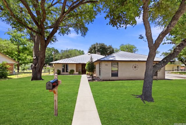 901 Gentilz, Castroville, TX 78009