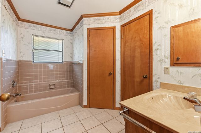 901 Gentilz, Castroville, TX 78009