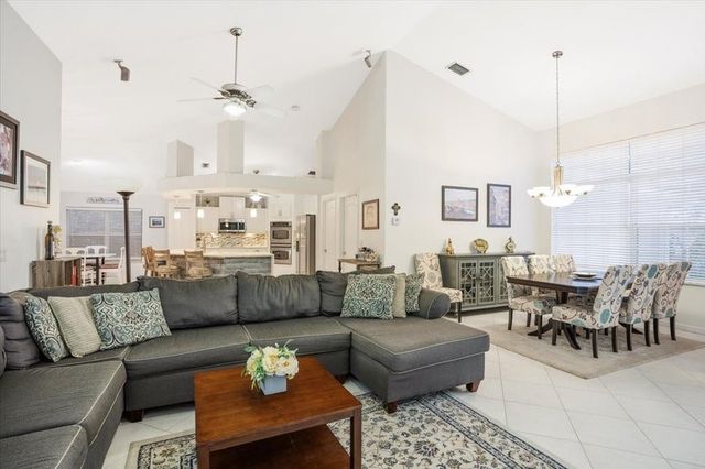 208 SW Fernleaf Trail, Port St Lucie, FL 34953