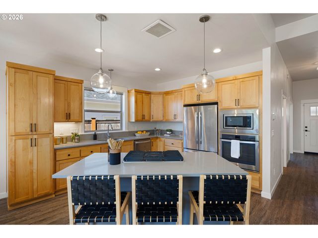 839 LUPINE St, Springfield, OR 97477