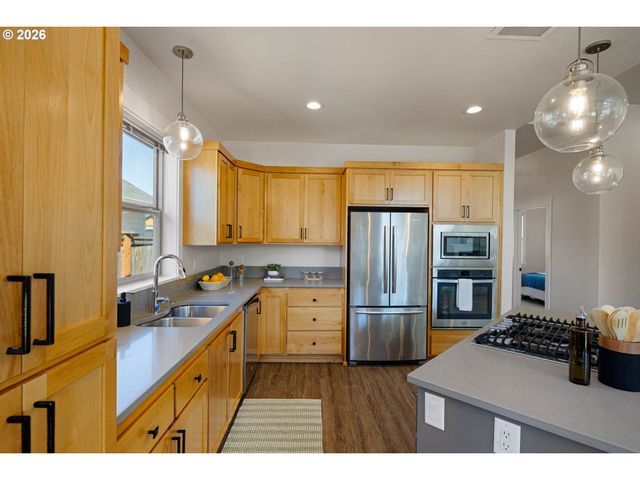 839 LUPINE St, Springfield, OR 97477