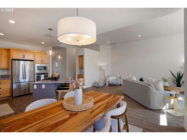 839 LUPINE St, Springfield, OR 97477