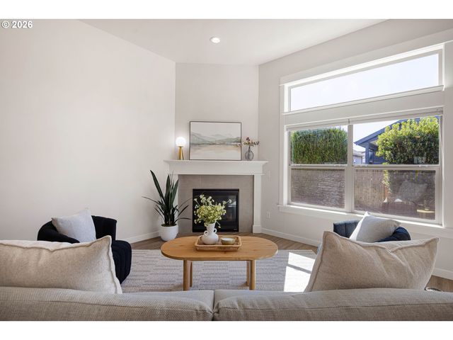 839 LUPINE St, Springfield, OR 97477