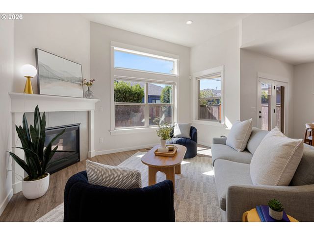 839 LUPINE St, Springfield, OR 97477