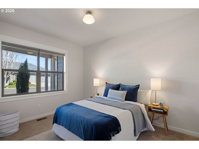 839 LUPINE St, Springfield, OR 97477