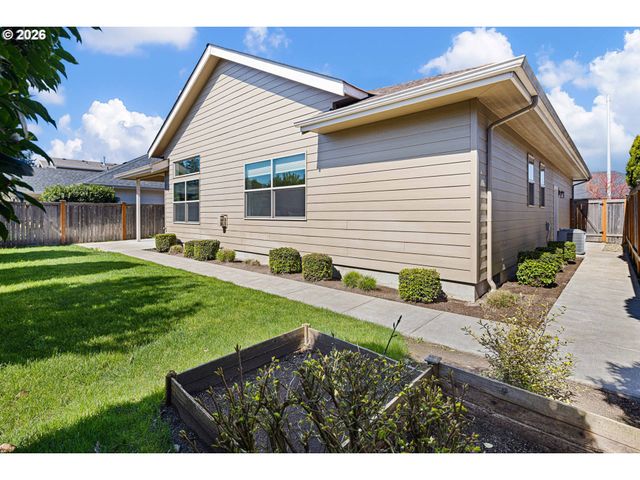 839 LUPINE St, Springfield, OR 97477