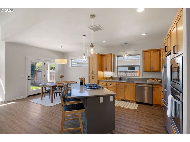 839 LUPINE St, Springfield, OR 97477