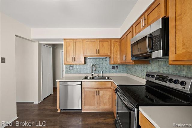 36952 Ridgedale Court, Farmington, MI 48331