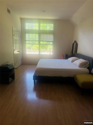 82 Hickory Court, Tenafly, NJ 07670