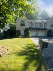 82 Hickory Court, Tenafly, NJ 07670