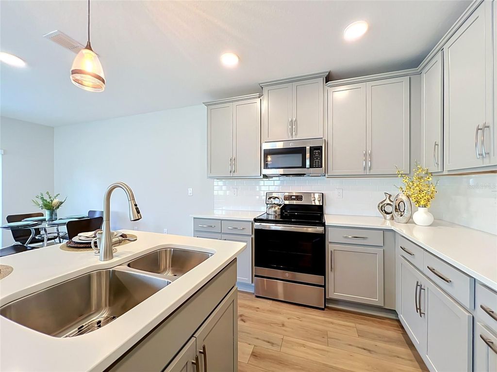 Image 7 of property listing at 4298 CAMPSITE LOOP, Orlando, FL 32824