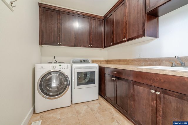 2998 NE Zuhlke Ln, Albany, OR 97321