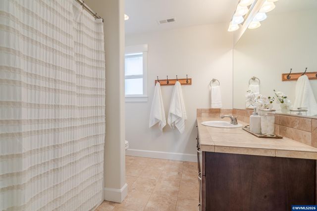 2998 NE Zuhlke Ln, Albany, OR 97321