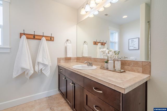 2998 NE Zuhlke Ln, Albany, OR 97321