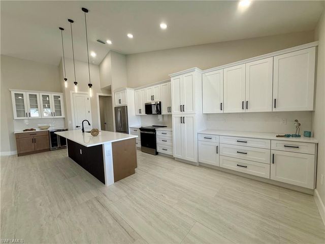 102 NE 8th PL, Cape Coral, FL 33993