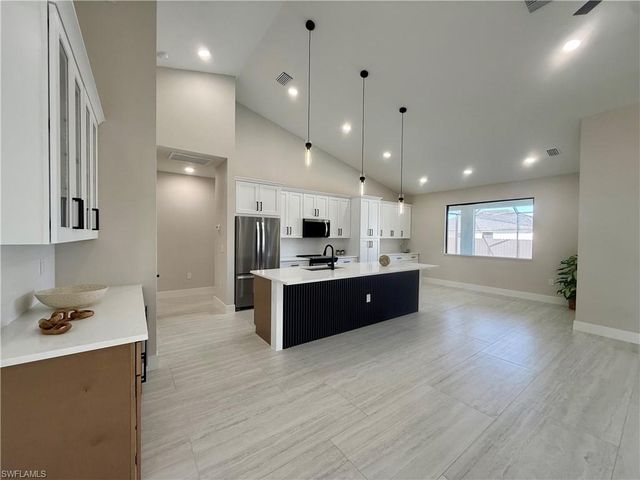 102 NE 8th PL, Cape Coral, FL 33993