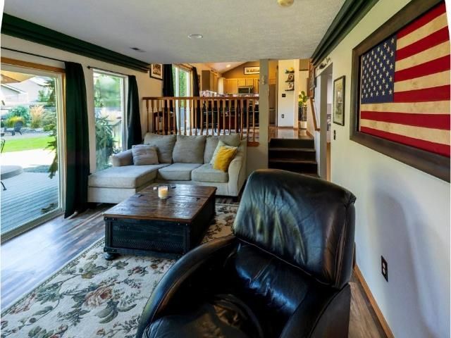 10224 N Parkside Dr, Nine Mile Falls, WA 99026