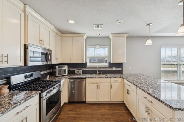 734 S Chickasaw Avenue, Claremore, OK 74017