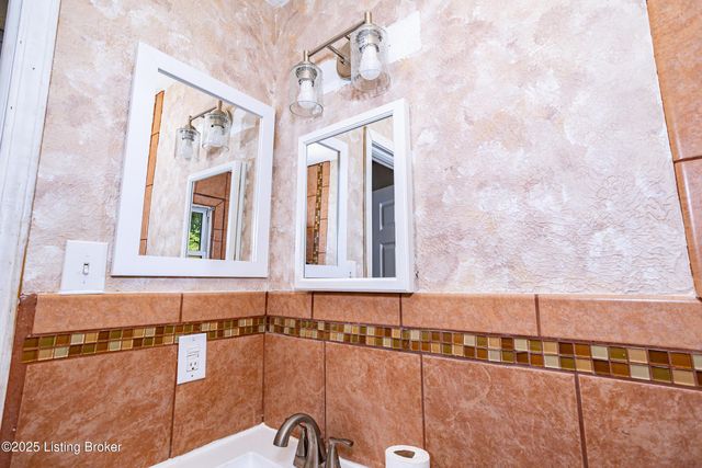 2709 Algonquin Pkwy, Louisville, KY 40210