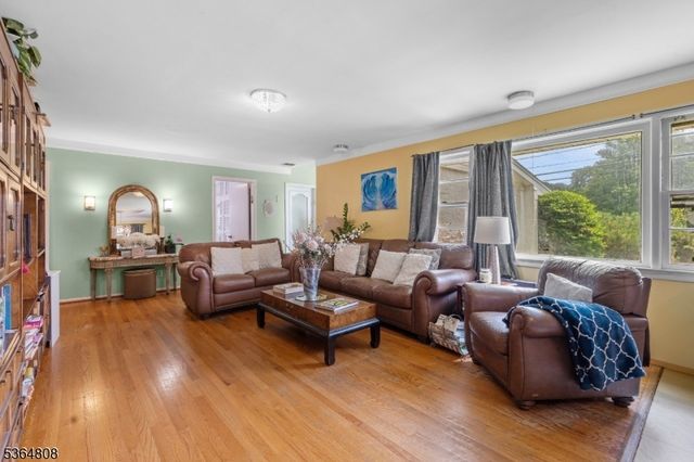 8 Hampton Rd, Clifton City, NJ 07012