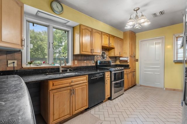 8 Hampton Rd, Clifton City, NJ 07012