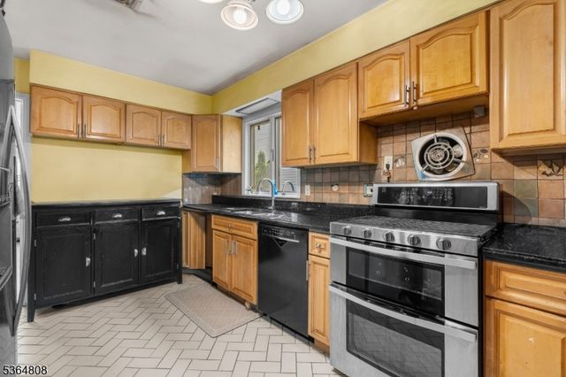 8 Hampton Rd, Clifton City, NJ 07012