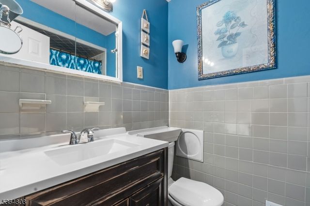 8 Hampton Rd, Clifton City, NJ 07012