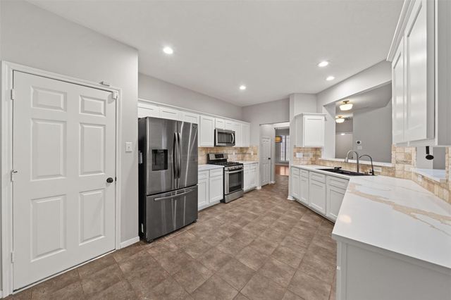 1304 Pine Stream Drive S, Pearland, TX 77581
