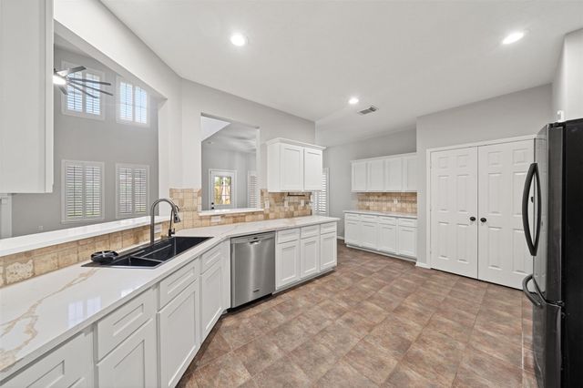 1304 Pine Stream Drive S, Pearland, TX 77581