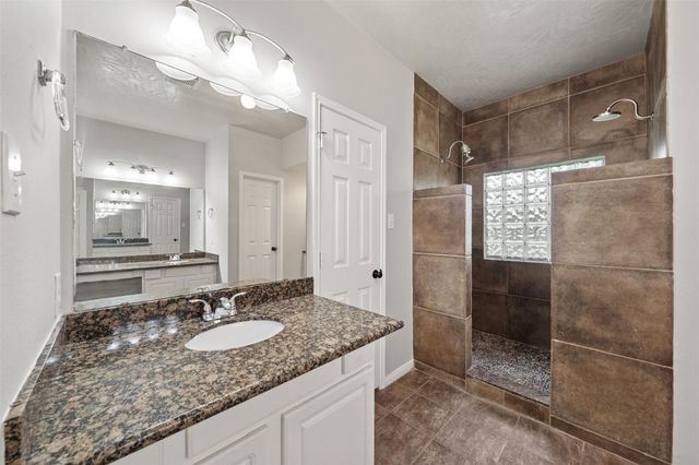 1304 Pine Stream Drive S, Pearland, TX 77581