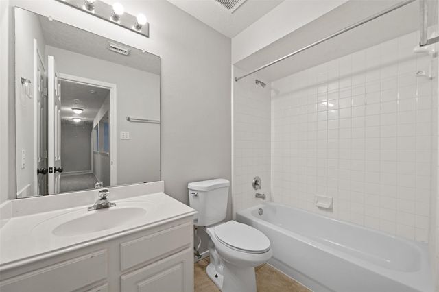 1304 Pine Stream Drive S, Pearland, TX 77581
