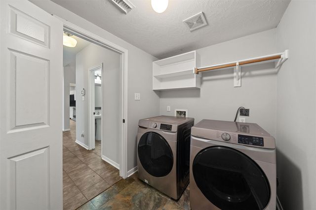 1304 Pine Stream Drive S, Pearland, TX 77581