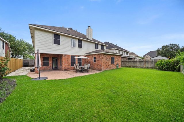1304 Pine Stream Drive S, Pearland, TX 77581