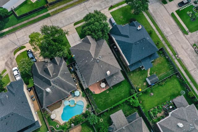 1304 Pine Stream Drive S, Pearland, TX 77581
