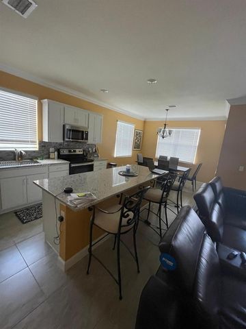 8376 NW Greenbank Cir, Port St. Lucie, FL 34987