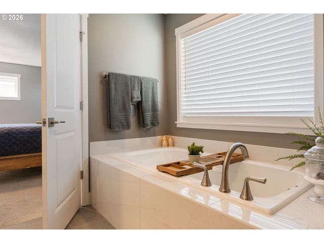 8008 Ne 172ND Ave, Vancouver, WA 98682