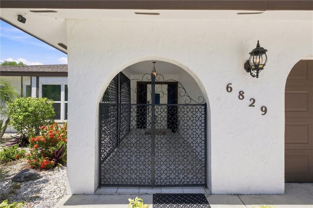 6829 Carmelle DR, FORT MYERS, FL 33919 — photo 2