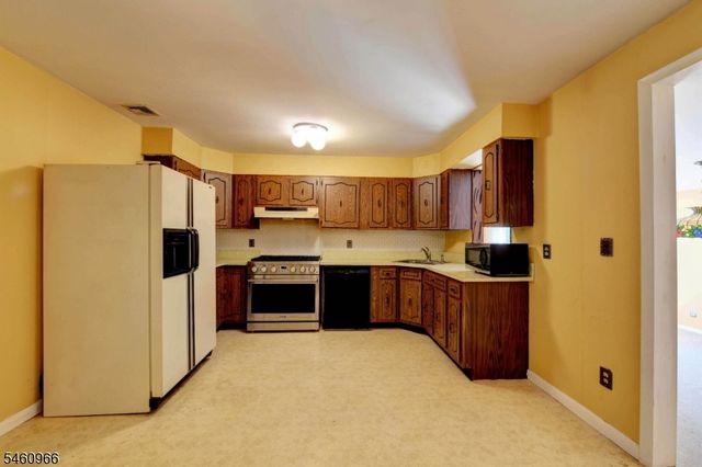 14 Apollo Dr, Jefferson Twp., NJ 07438